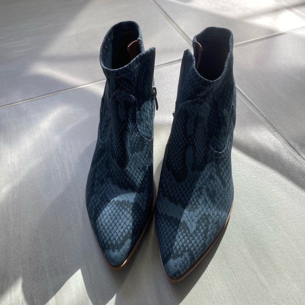 Women’s size 8 low cut boot